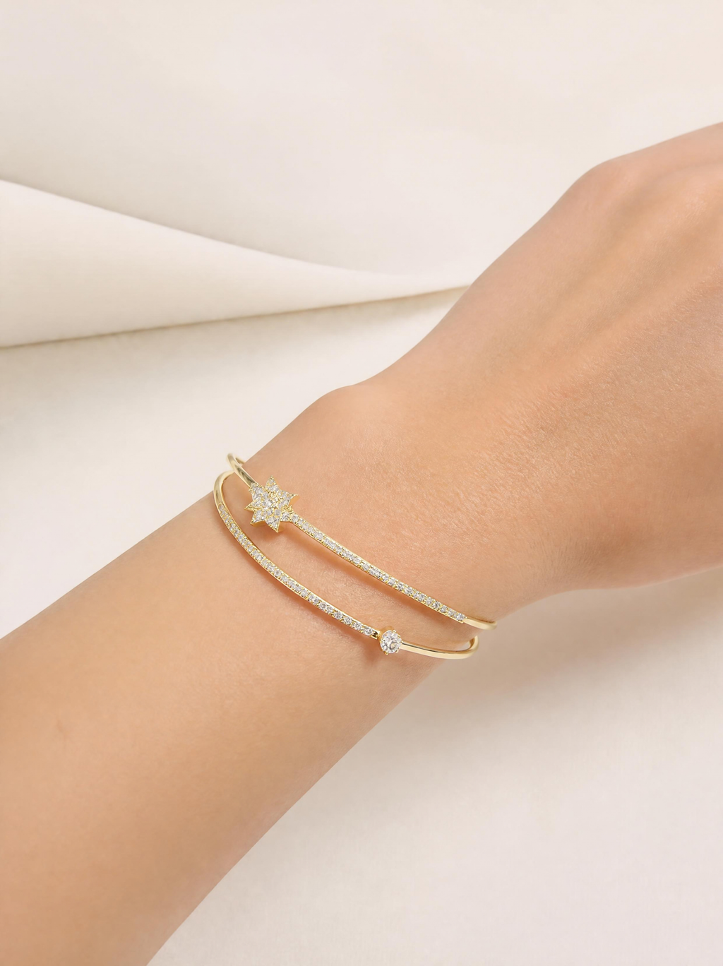 Bracelet manchette double rang étoile filante SYERA, présentation sur fond beige