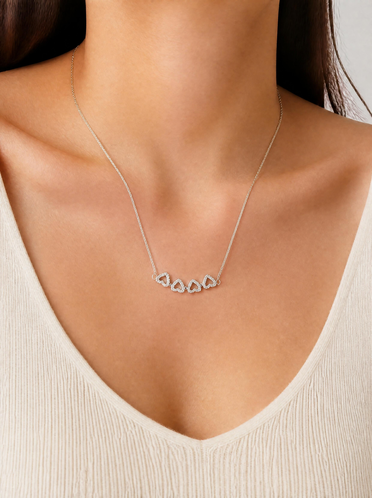 Collier trèfle duo SYERA porté au cou, bijou argenté amovible