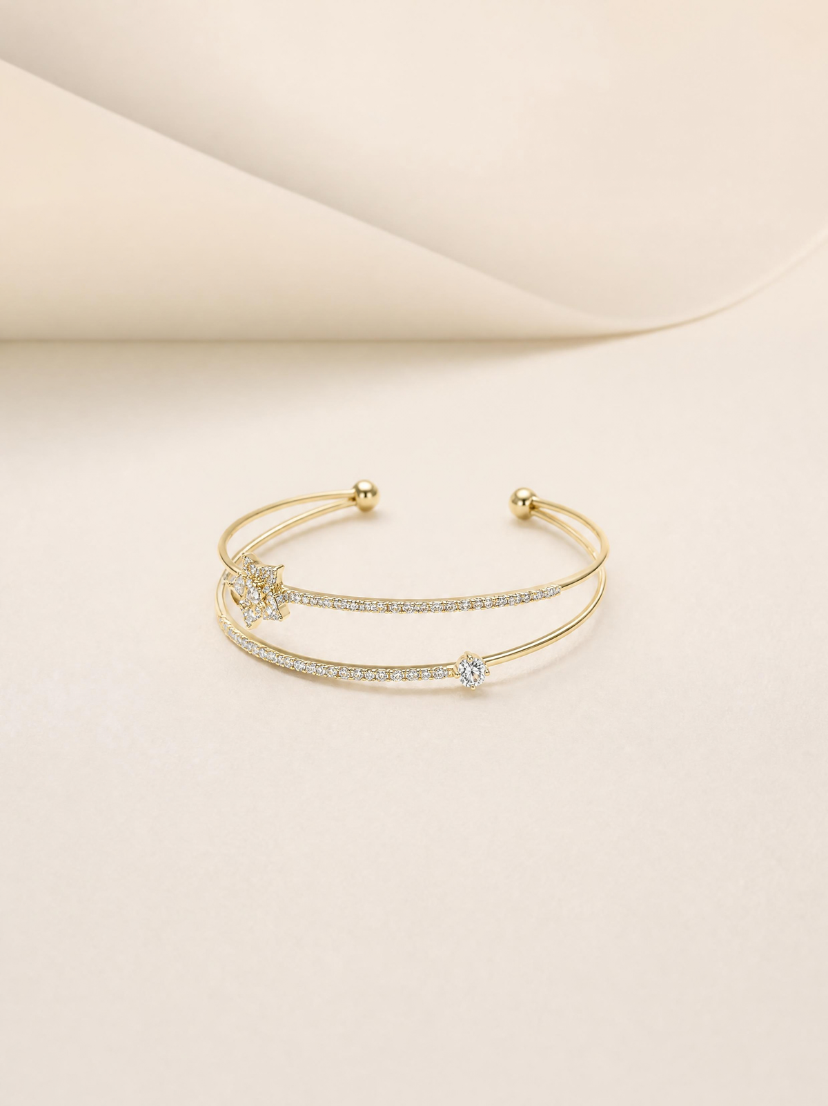 Bracelet manchette étoile pavée de zircons SYERA, gros plan bijou doré