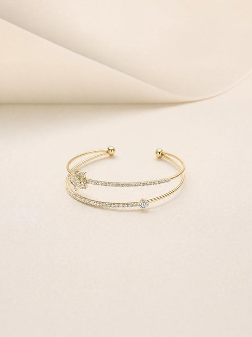 Bracelet manchette étoile pavée de zircons SYERA, gros plan bijou doré