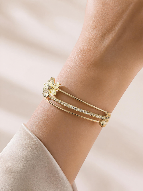 Bracelet manchette double rang fleur scintillante SYERA, présentation sur fond beige