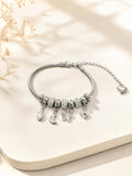 Bracelet charms lune céleste SYERA porté au poignet, bijou argenté fantaisie