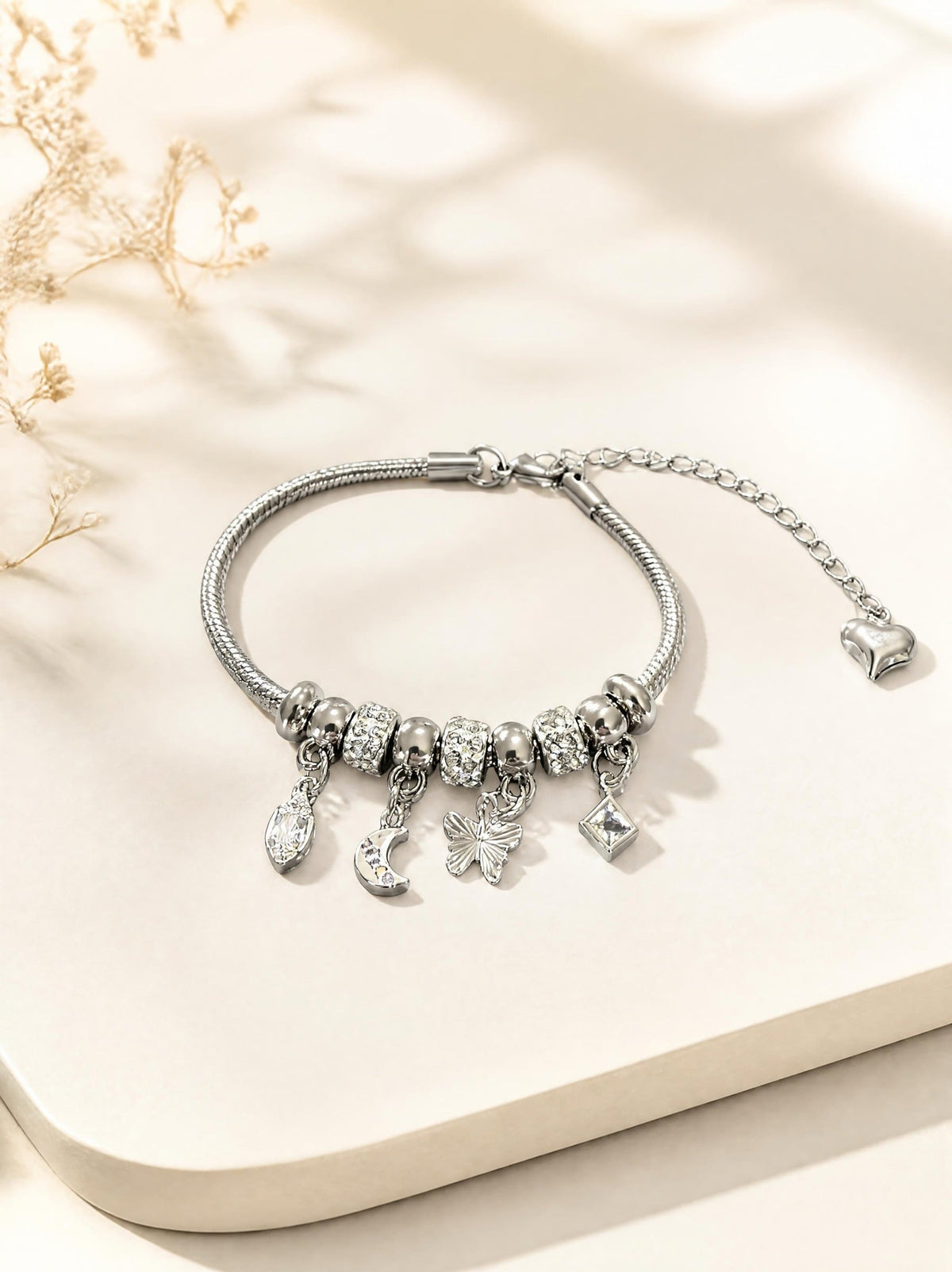Bracelet charms lune céleste SYERA porté au poignet, bijou argenté fantaisie