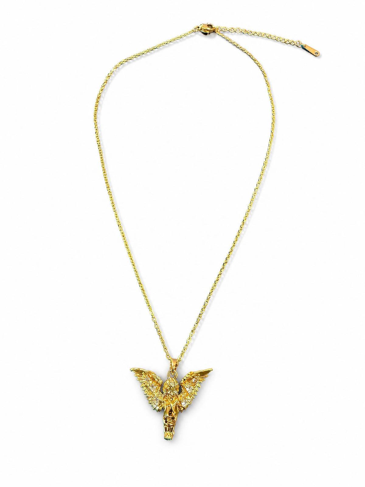 Collier pendentif ange gardien SYERA porté au cou, bijou doré avec zircons