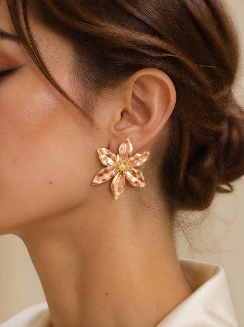 Paire de boucles d'oreilles puces fleur dorée rosée et perle nacrée SYERA
