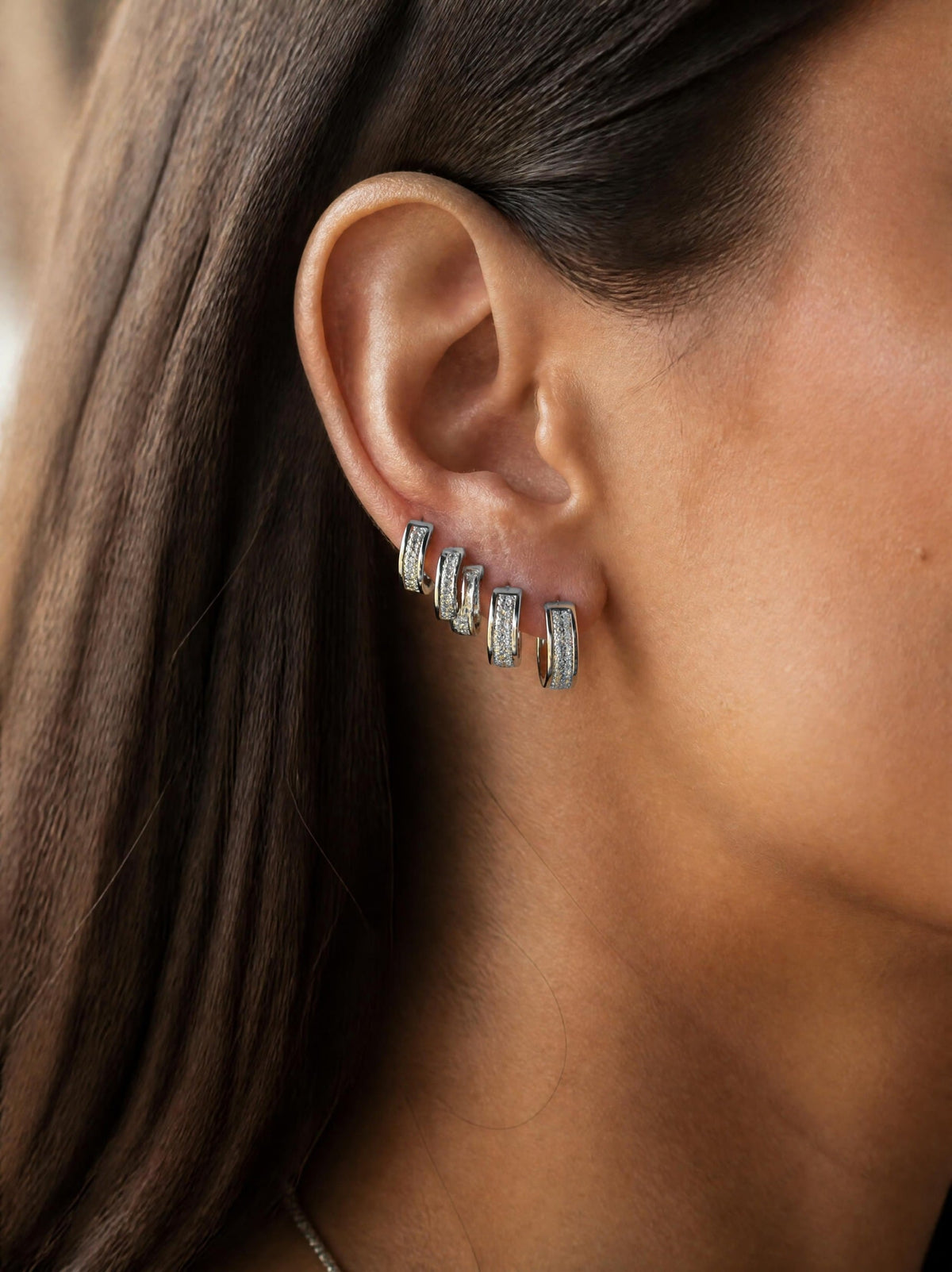 Trio de créoles pavées dégradées SYERA porté en ear stack sur l'oreille
