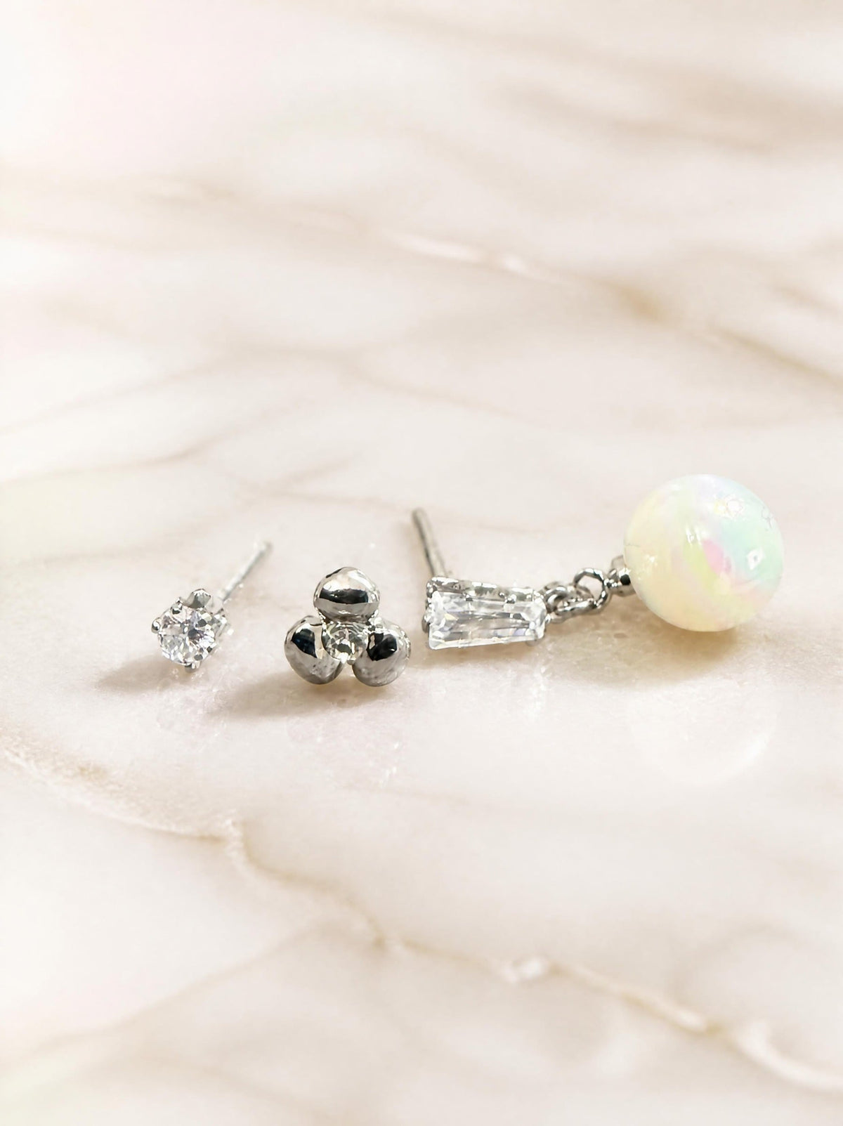 Set de 3 piercings SYERA : pendant opale et cristal baguette, trio de perles, mini solitaire
