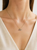 Collier duo cygnes amoureux SYERA, pendentif cygnes dorés porté au cou
