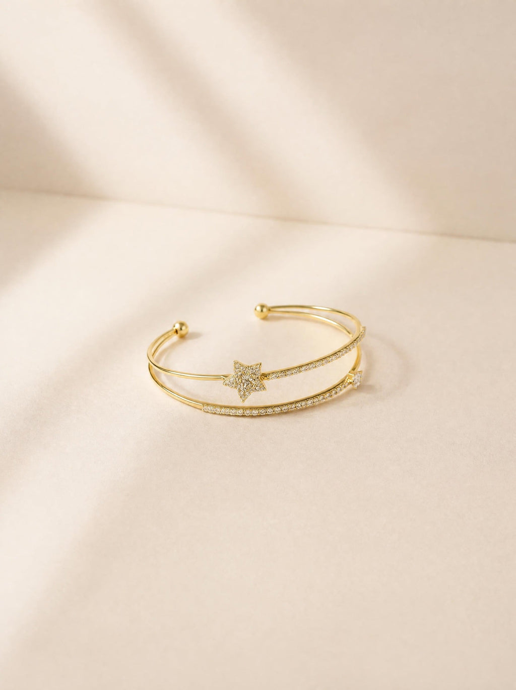 Bracelet manchette étoile filante SYERA porté au poignet, bijou fantaisie femme