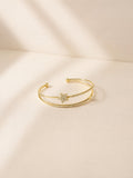 Bracelet manchette étoile filante SYERA porté au poignet, bijou fantaisie femme