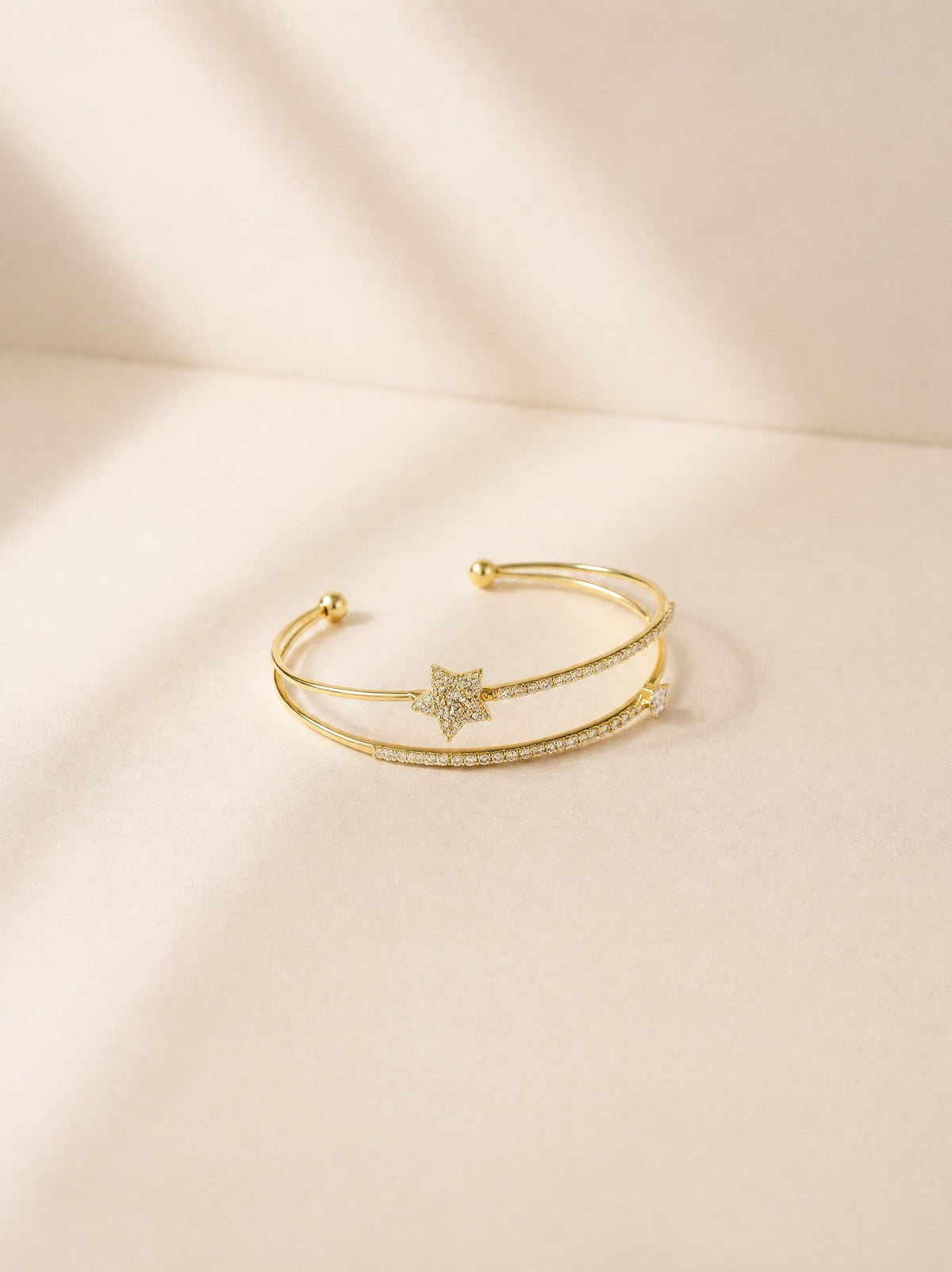 Bracelet manchette étoile filante SYERA porté au poignet, bijou fantaisie femme