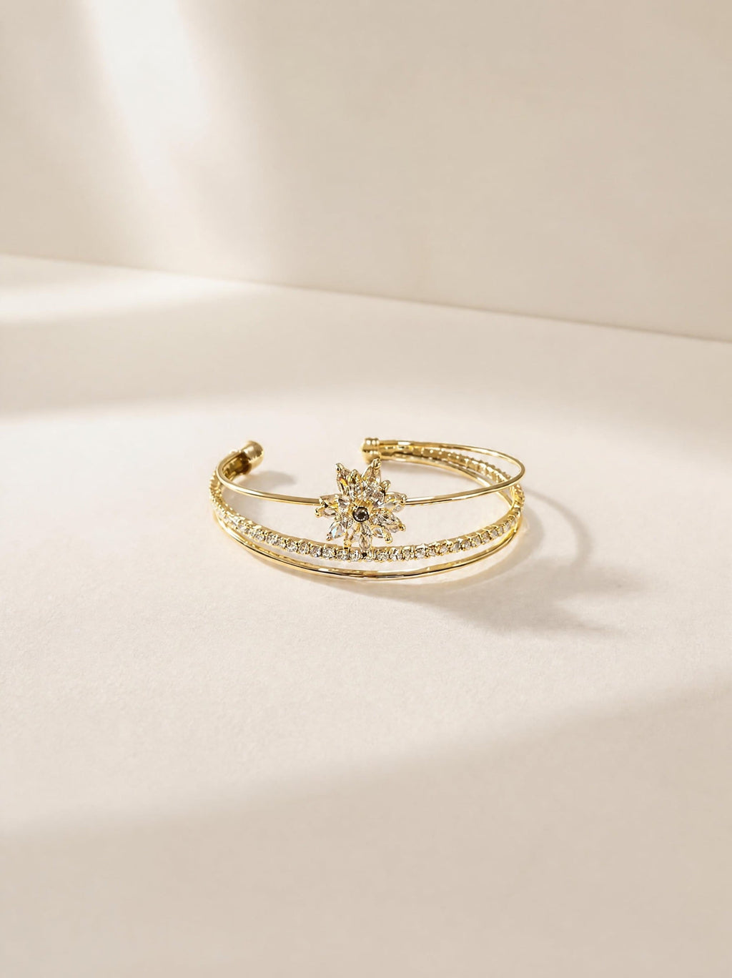 Bracelet manchette fleur dorée SYERA porté au poignet, bijou fantaisie femme