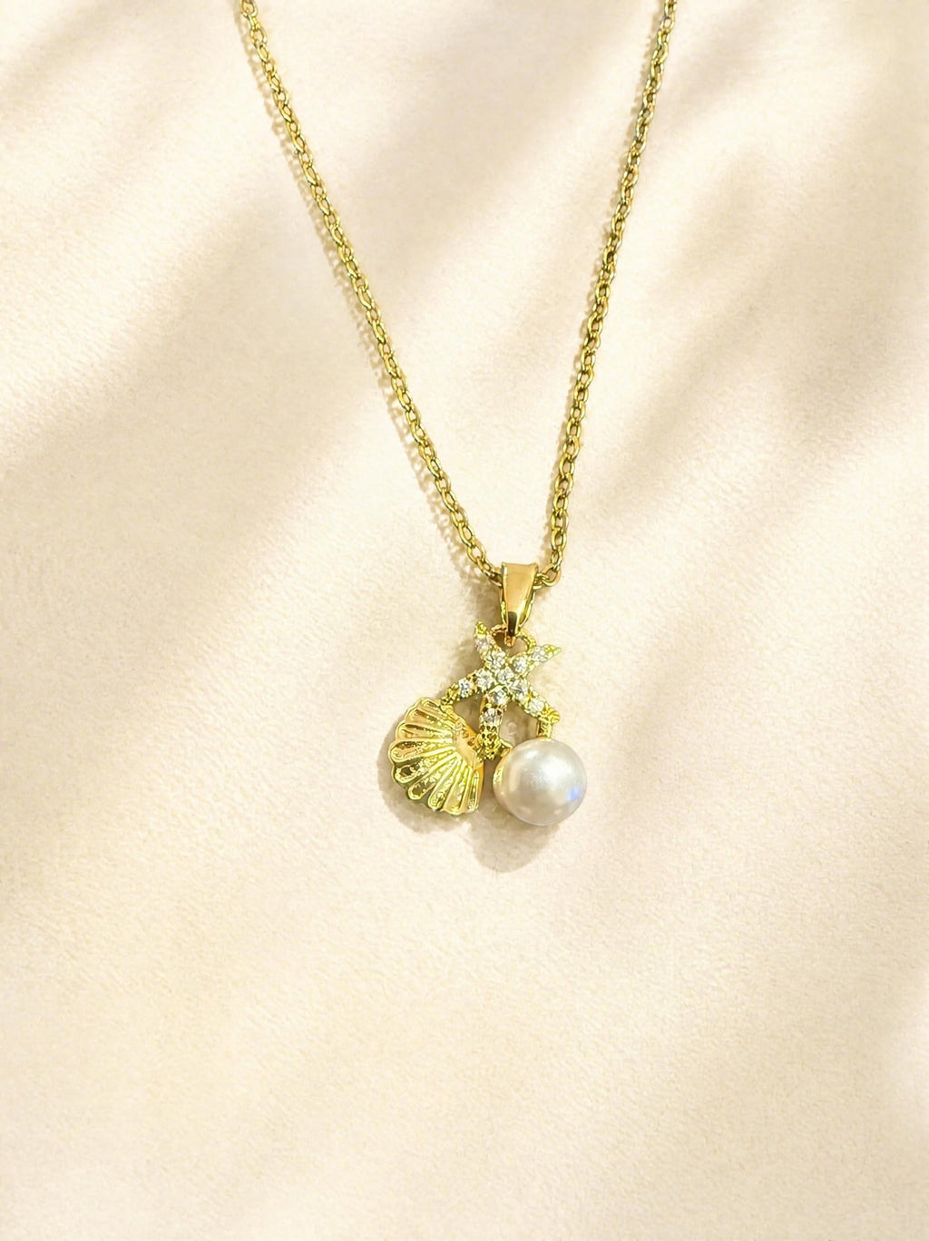 Collier chaîne fine SYERA avec étoile de mer, coquillage et perle nacrée