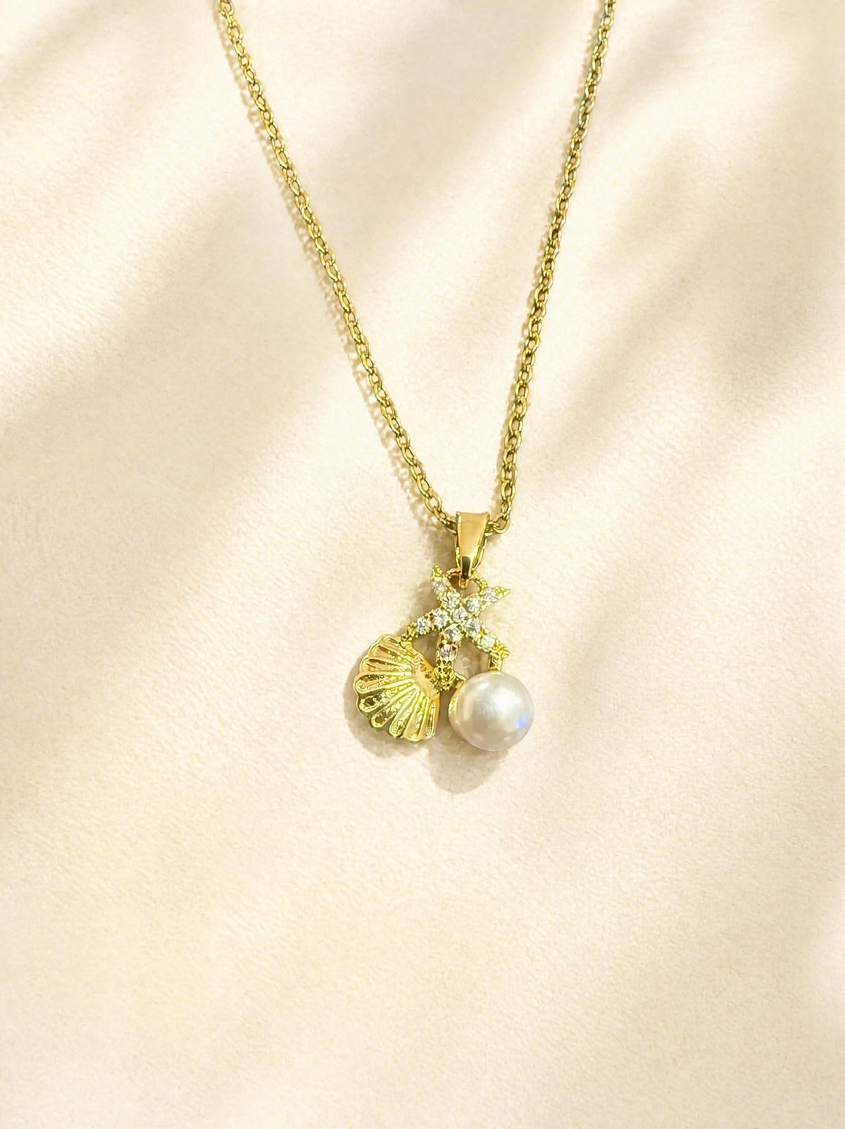 Collier chaîne fine SYERA avec étoile de mer, coquillage et perle nacrée