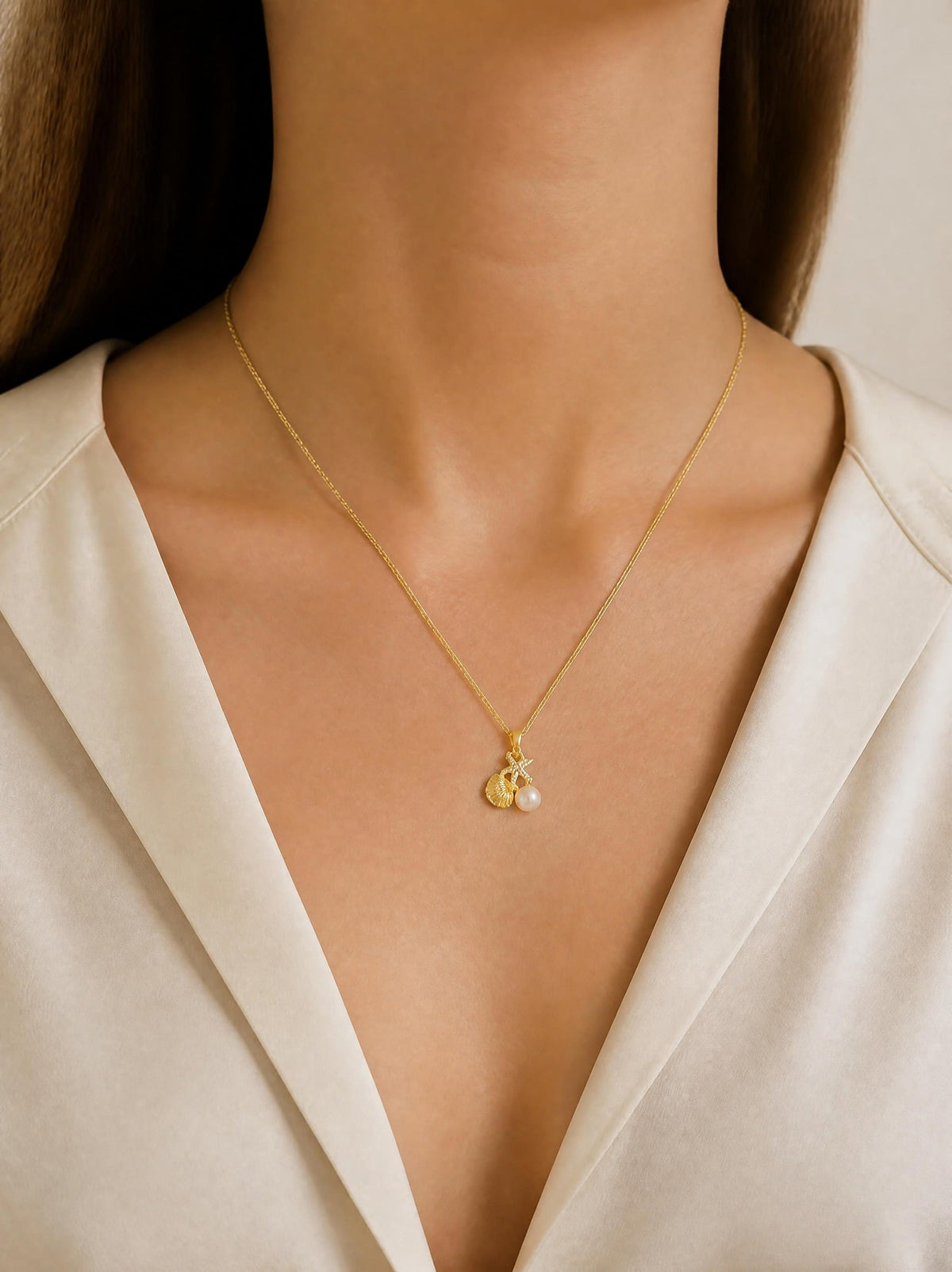 Collier trésor de mer SYERA porté au cou, pendentif étoile de mer et perle