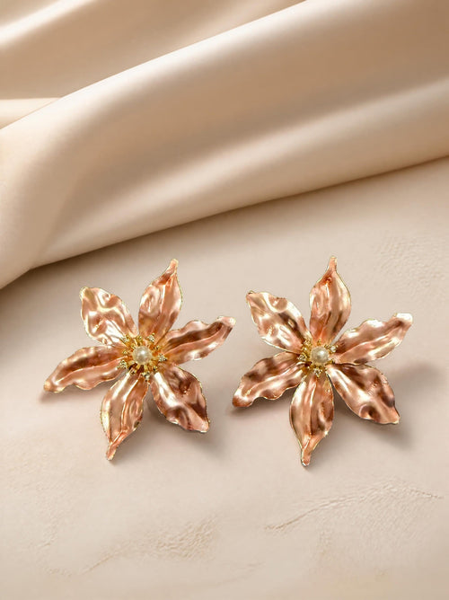 Boucles d'oreilles fleur dorée rosée avec perle nacrée SYERA, vue rapprochée