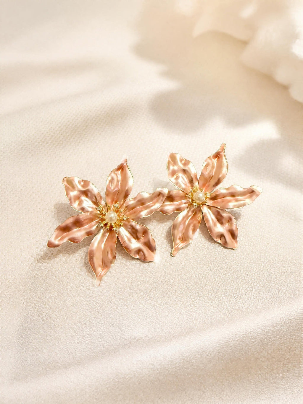 Boucles d'oreilles fleur SYERA portées à l'oreille, détail perle et cristal