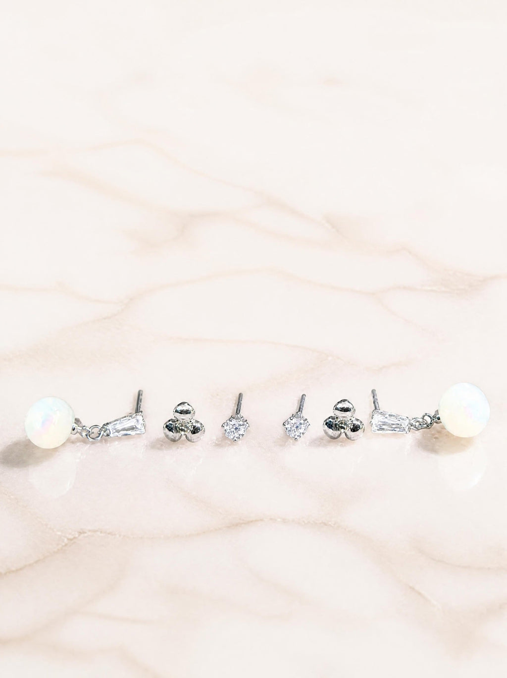 Trio de piercings SYERA porté en ear stack sur l'oreille
