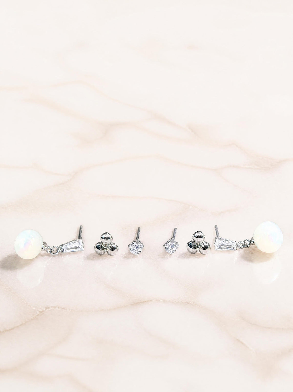 Trio de piercings SYERA porté en ear stack sur l'oreille