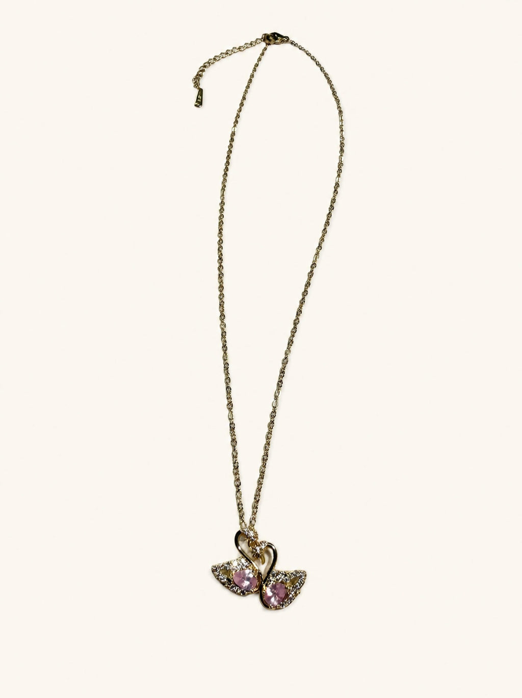 Collier duo cygnes amoureux SYERA, gros plan pendentif pavé de zircons et zircon rose