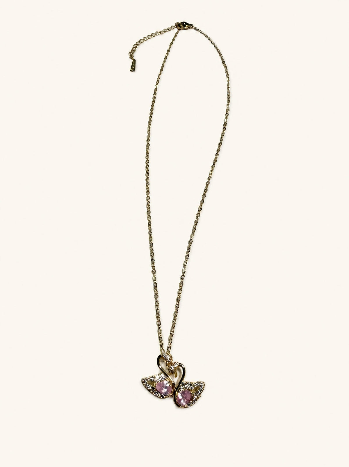 Collier duo cygnes amoureux SYERA, gros plan pendentif pavé de zircons et zircon rose