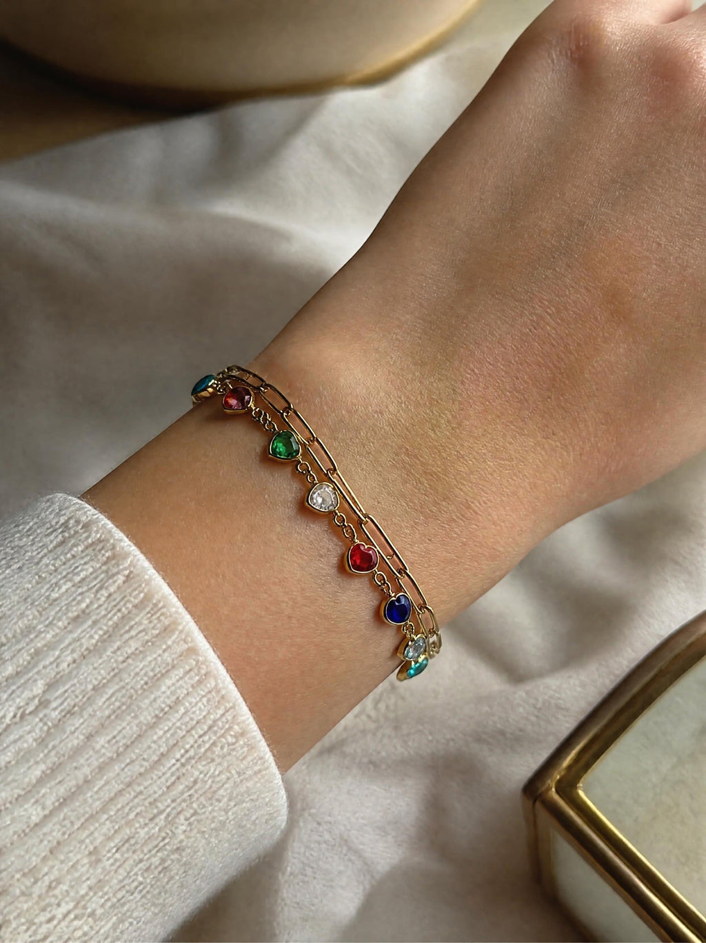 Bracelet charms cœurs arc-en-ciel SYERA porté au poignet, zircons multicolores
