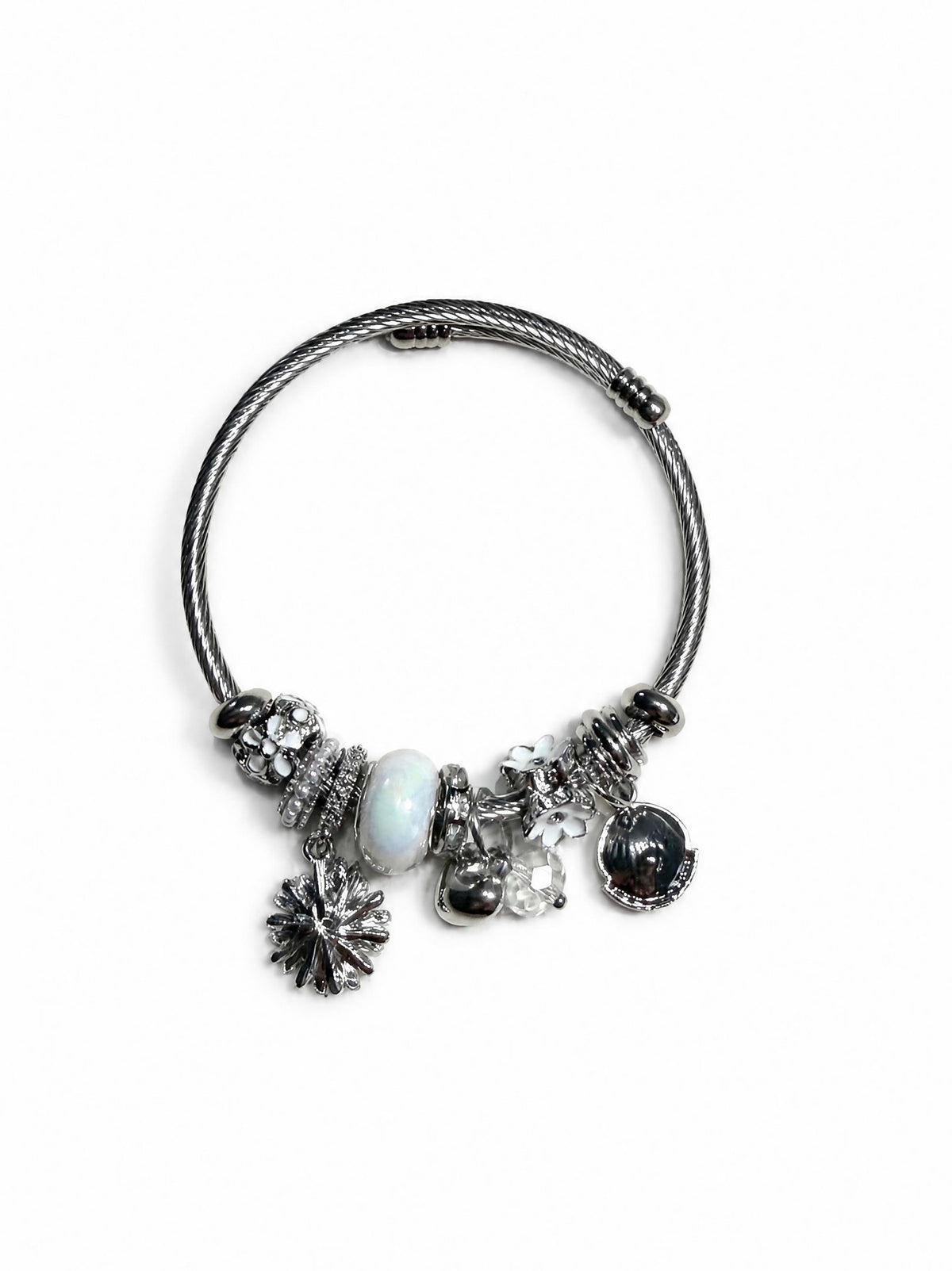 Bracelet manchette argenté SYERA, gros plan charms perle nacrée et fleur émaillée