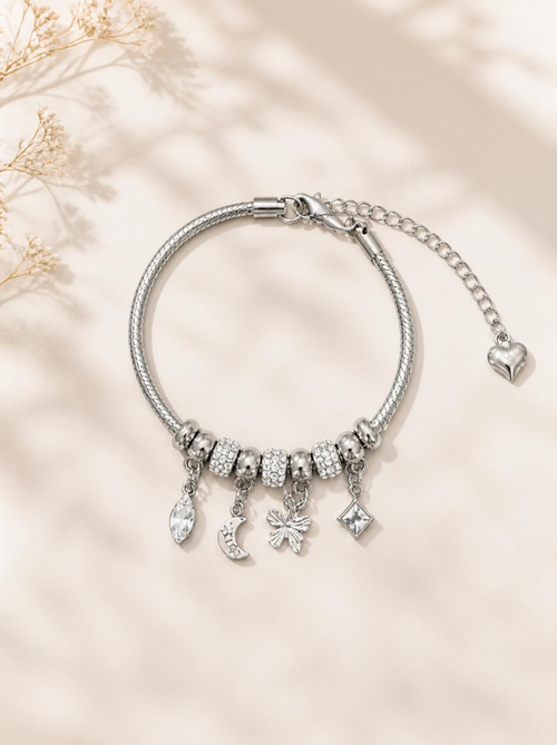 Bracelet charms argenté SYERA avec lune, trèfle et zircons, présentation bijou